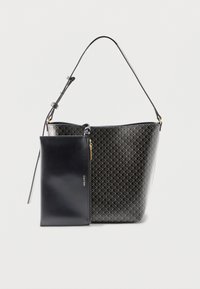 Μαύρη τσάντα Calvin Klein με χρυσό λογότυπο, γεωμετρικό μοτίβο, ρυθμιζόμενο ιμάντα ώμου και προσαρτημένη μαύρη λείο θήκη με φερμουάρ.