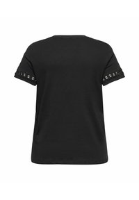 Camiseta negra de manga corta, con una textura suave, un escote redondo y detalles decorativos en las mangas.