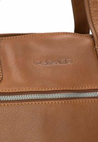Borsa in pelle marrone con una superficie liscia, dotata di una zip argentata e cuciture tonali. "PLEVIER" è impresso sulla superficie.