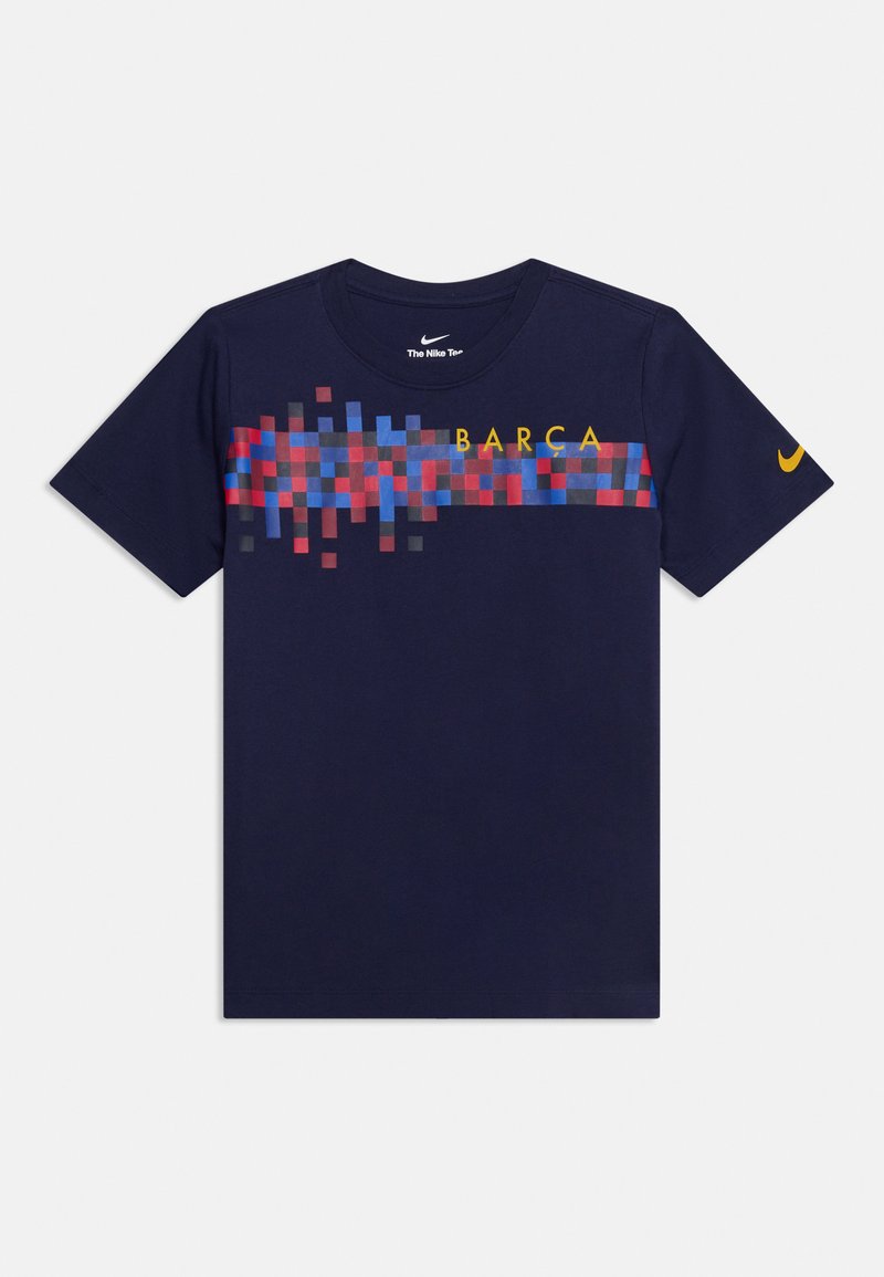 Μπλε ναυτικό T-shirt Nike με ψηφιακή κόκκινη και μπλε ρίγα στο στήθος και κίτρινο κείμενο "BARÇA", κίτρινο λογότυπο Nike στο μανίκι.