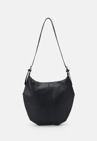 Sac à épaule en cuir noir avec une surface texturée, de forme arrondie, une longue sangle et une fermeture éclair. Aucun matériel ou accent visible.