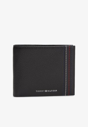 Černá peněženka z texturované kůže s červeným, bílým a modrým svislým prošíváním a malým logem Tommy Hilfiger na přední straně.