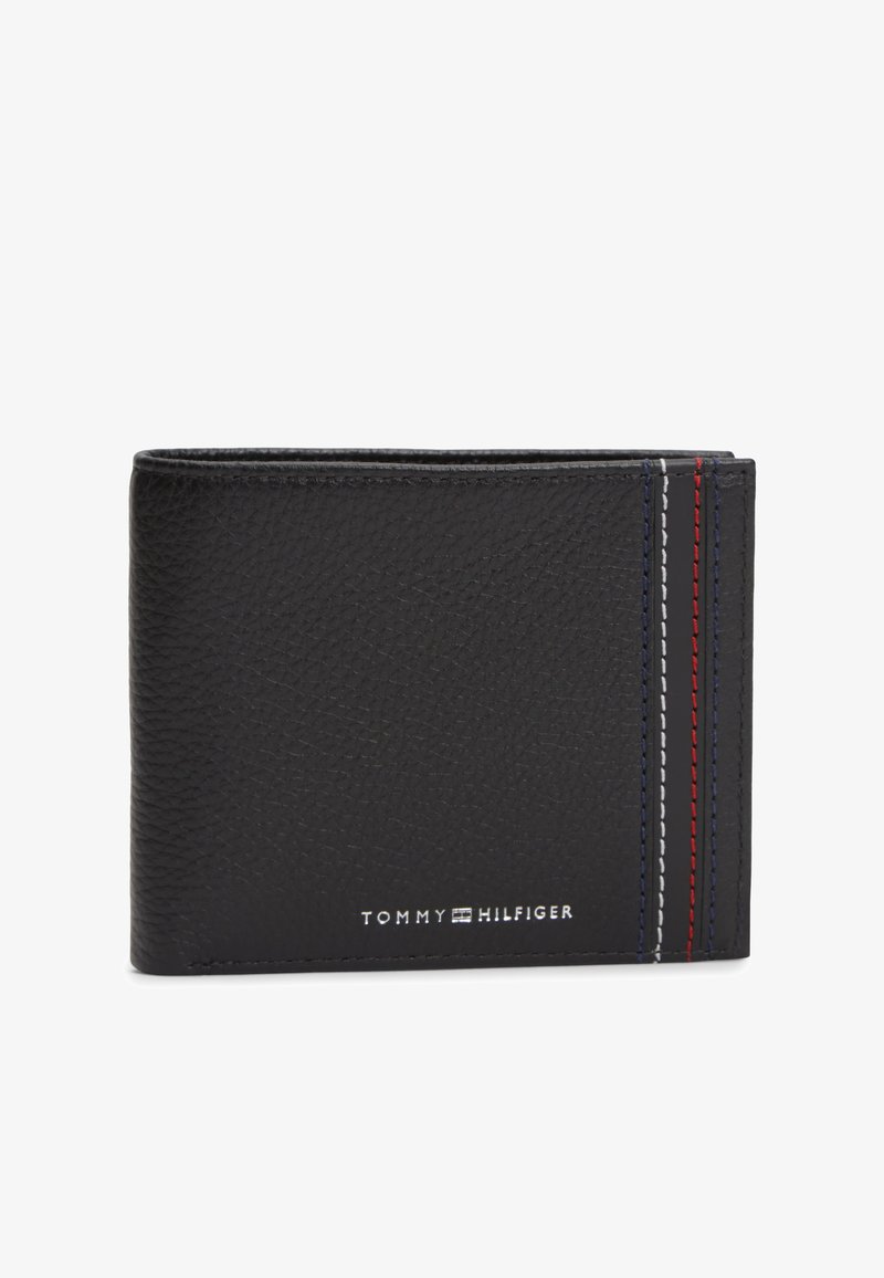 Μαύρο πορτοφόλι από υφή δέρματος με κάθετες ραφές σε κόκκινο, λευκό και μπλε και μικρό λογότυπο Tommy Hilfiger στο μπροστινό μέρος.