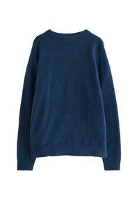 Mørkeblå strikket sweater med rund halsudskæring, lange ærmer og ribstrikkede manchetter og kant. Blød tekstur og afslappet pasform.