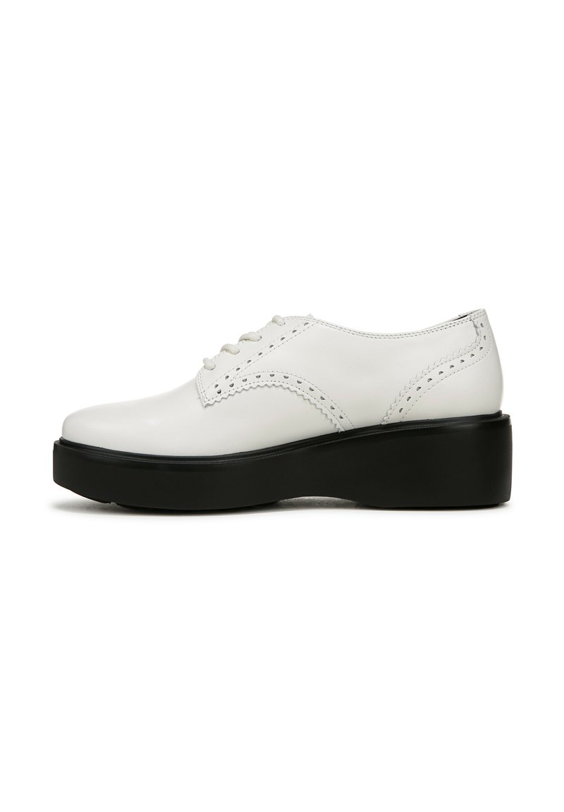 Scarpa oxford in pelle bianca con una spessa suola platform nera, caratterizzata da perforazioni decorative lungo i bordi e lacci rotondi.