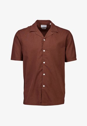 Brązowa lniana koszula z krótkim rękawem, białymi guzikami, kołnierzem typu camp, luźnym krojem oraz metką marki wewnątrz kołnierza.