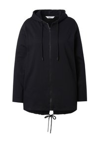 Chaqueta con capucha negra, de manga larga, con cremallera y cordón ajustable en el dobladillo y cuerdas ajustables en la capucha.