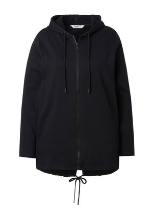 Sort langærmet hættejakke med lynlås, der har snor i bunden og justerbare hættesnore.