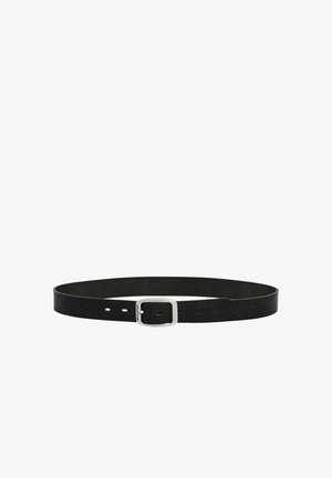 Ceinture en cuir noir avec une boucle carrée en argent, comportant cinq trous pour un ajustement de taille et un logo de marque en relief sur le côté intérieur.