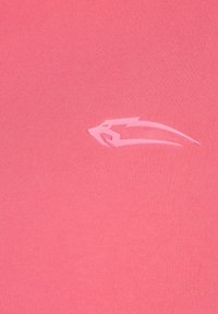 Rosafarbenes tailliertes T-Shirt mit glatter, dehnbarer Textur; verfügt über ein dezentes Logo in einem etwas dunkleren Rosaton.