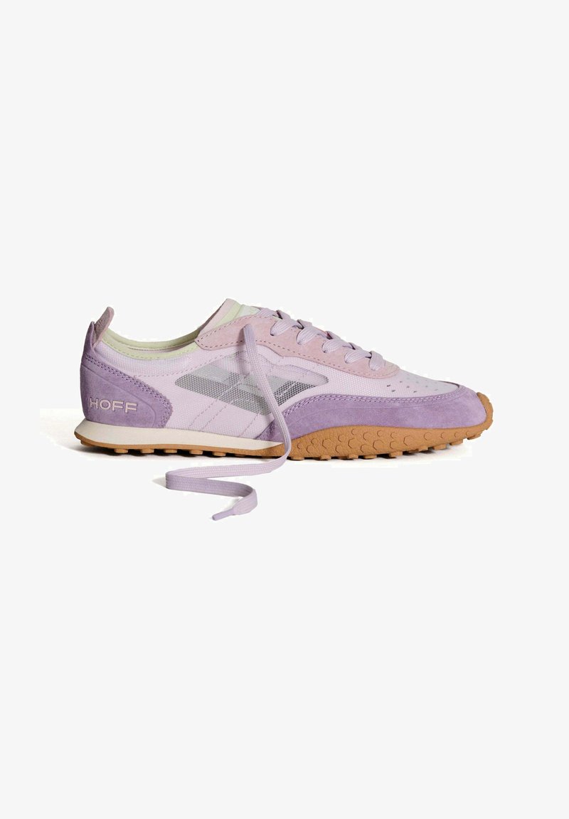 Baskets lilas claires avec un dessus en mesh et en suède, semelle en caoutchouc texturé et un design à lacets avec un logo de marque bien en vue.
