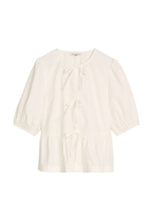 Biała bluzka z rękawami do trzy czwarte z bufkami, okrągłym dekoltem oraz trzema zawiązywanymi zapięciami z przodu, z marszczonym detalem w pasie.