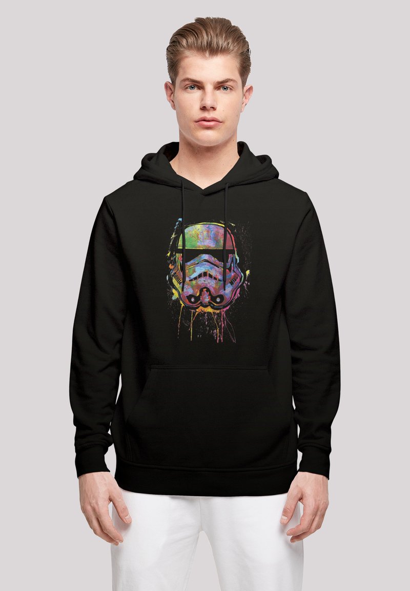 Svart hoodie med en färgglad, stiliserad stormtrooperhjälm som grafisk design, justerbara snören och en framficka.