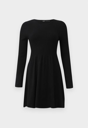 Robe noire à manches longues avec une texture côtelée sur le dessus et une jupe évasée lisse. Possède un col rond et des détails minimalistes.