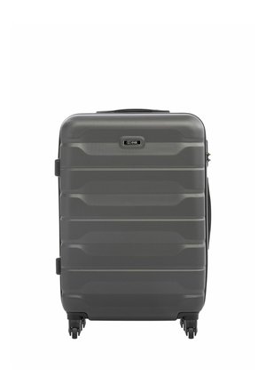 Szary walizka z twardą skorupą, wyposażona w cztery obrotowe kółka, poziome żłobienia, boczne i górne uchwyty oraz centralne logo marki na przednim panelu.