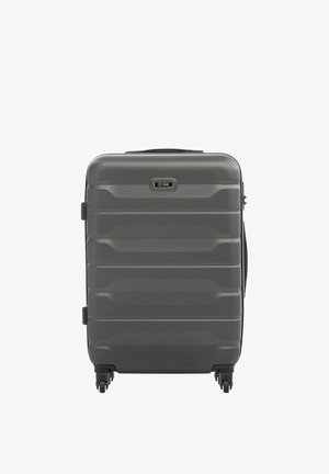 Szary walizka z twardą skorupą, wyposażona w cztery obrotowe kółka, poziome żłobienia, boczne i górne uchwyty oraz centralne logo marki na przednim panelu.