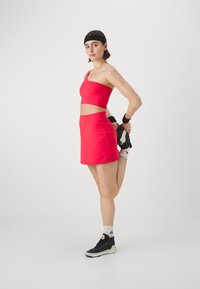 Girlfriend Collective BIANCA BRA ONE SHOULDER - Sujetadores deportivos con sujeción media - cherry