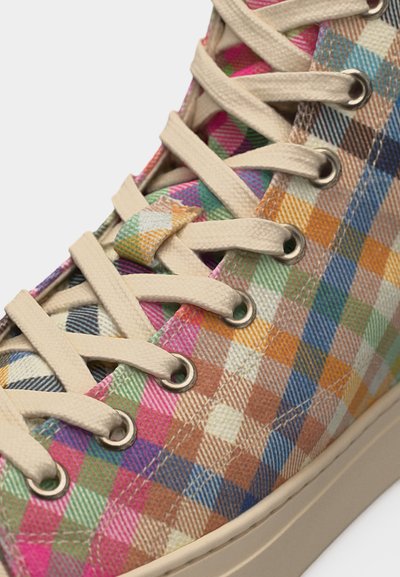 Πολύχρωνο καρό ψηλό αθλητικό παπούτσι με μπεζ κορδόνια περασμένα από μεταλλικά περβάζια και κρεμ λαστιχένια σόλα.