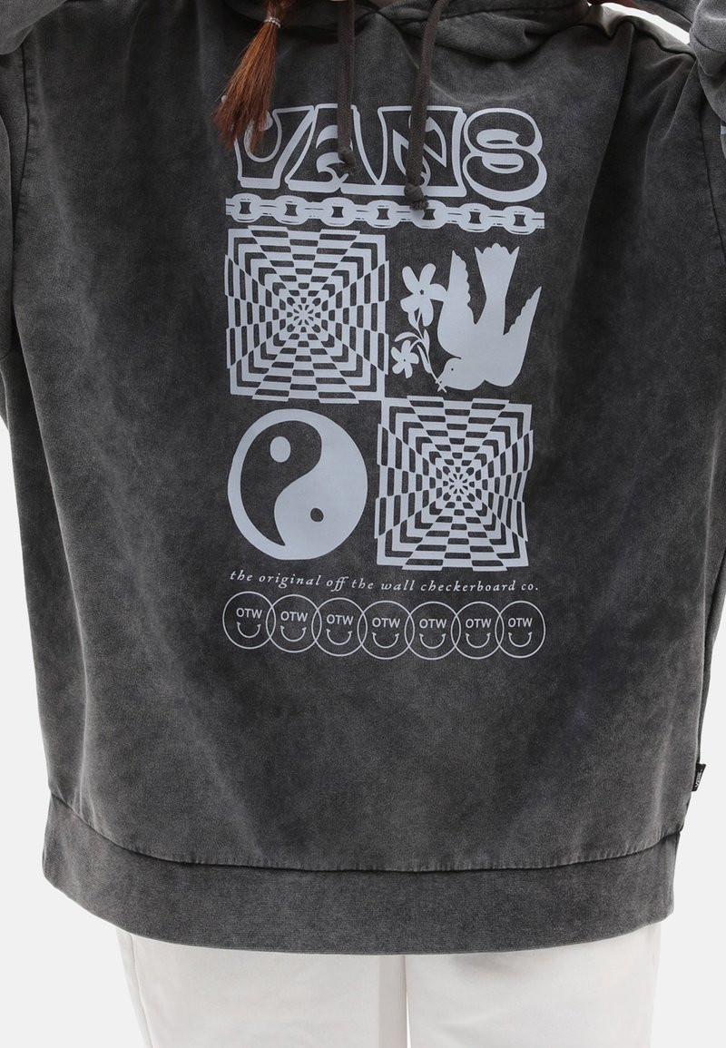 Hoodie gris foncé avec logo Vans, graphique de chaîne, motifs en damier, une colombe tenant des fleurs, symbole yin-yang et logos OTW souriants sur le devant.
