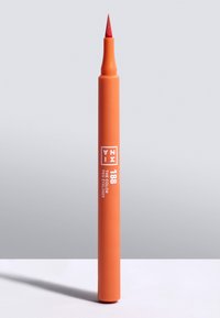 Ein lebendiger, orangener Eyeliner-Stift mit feiner Spitze, beschriftet mit "188" und "DER FARBE STIFT EYELINER" in weißer Schrift an der Seite.