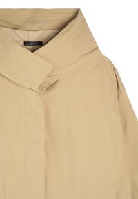 Beige lettvekt kåpe med høy krage, med et rent design, jevn tekstur og minimalistiske sømdetaljer.
