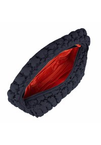 Bolso de mano acolchado en azul marino con un exterior texturizado y un interior de satén naranja brillante. Cuenta con un cierre de cremallera para un acceso seguro.
