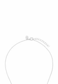 Sterling silverarmband med en delikat kedjedesign, utrustad med en kräftklämma och justerbar kedjeförlängning för varierande storlek.