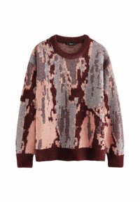 Un pull en tricot avec un motif abstrait bordeaux, rose et gris, un col rond et un tissu texturé.