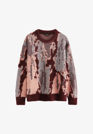 Egy kötött pulóver bíbor, rózsaszín és szürke absztrakt mintával, kerek nyakkivágással és texturált anyaggal.