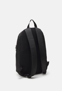 Zaino nero con pannello in rete e spallacci imbottiti. Presenta una texture liscia e una forma aerodinamica, adatto per l'uso quotidiano.