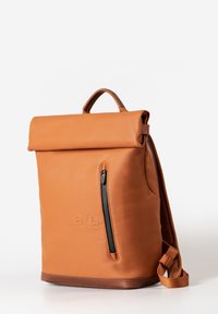 Brauner Rolltop-Rucksack aus glattem, strukturiertem Leder mit einem Reißverschlussfach und einem gepolsterten Rückenpanel. Verfügt über einen oberen Griff und verstellbare Träger.