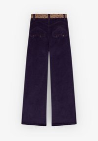 Pantaloni in corda a gamba larga di colore viola scuro con una vita a fantasia beige e tasche posteriori inclinate con hardware in tonalità oro visibile.