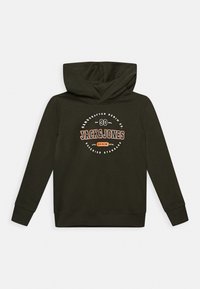 Sudadera de color verde oscuro hecha de tejido suave, con un diseño de logo en la parte frontal en naranja y blanco, con un bolsillo tipo canguro y puños acanalados.