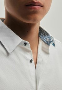 Next TEXTURED TRIMMED REGULAR FIT SINGLE CUFF - Hemd - white blue floral
