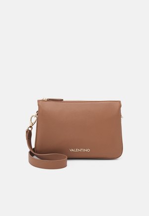 Braune synthetische Leder-Umhängetasche mit Reißverschluss, goldenen Details und geprägt „Valentino“ Logo. Verstellbarer Schulterriemen ist enthalten.