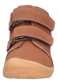 Scarpa in pelle marrone con due cinturini a strappo regolabili, suola in gomma, cuciture dettagliate e punta arrotondata. Superficie testurizzata e logo del marchio visibile.