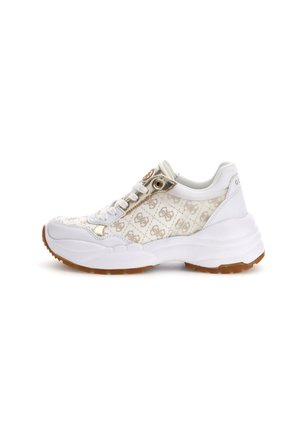Sneaker bianco e beige con sopra in rete a motivo e accenti metallici. Presenta una suola spessa bianca e una suola in gomma naturale.