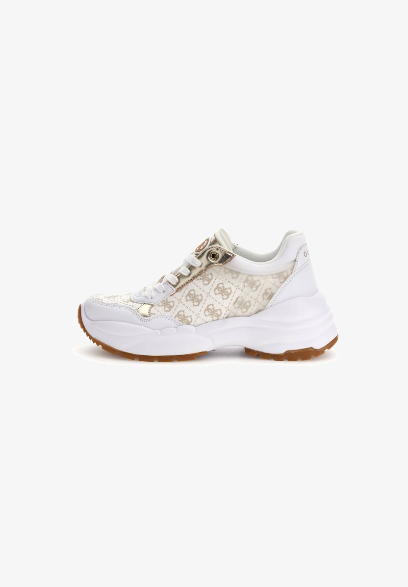 Sneaker bianco e beige con sopra in rete a motivo e accenti metallici. Presenta una suola spessa bianca e una suola in gomma naturale.