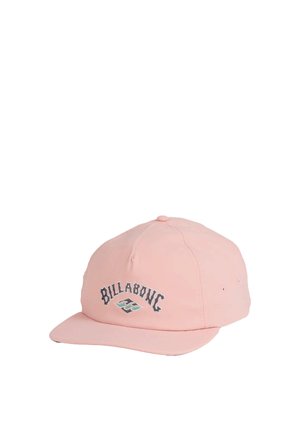 Hellrosa Baseballkappe mit gebogenem Schirm und dem "Billabong"-Logo, das in Schwarz und Grün auf der Vorderseite in der Mitte gestickt ist.