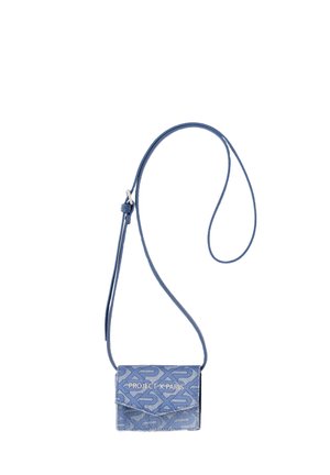 Pequeña bolsa bandolera azul con correa ajustable, patrón geométrico y texto "PROJECT X PARIS" en la solapa frontal.