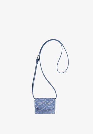 Petit sac bandoulière bleu avec bandoulière réglable, motif géométrique et texte "PROJECT X PARIS" sur le rabat avant.