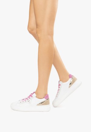 Sneakers bianchi con lacci e dettagli rosa, particolari metallici dorati sul tacco e una texture liscia. Suola piatta e design low-top.