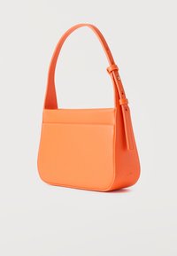 Μικρό πορτοκαλί δερμάτινο τσαντάκι ώμου με ρυθμιζόμενο λουρί, μινιμαλιστικό σχέδιο και διακριτικό ανάγλυφο λογότυπο στην κάτω γωνία.