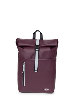 Dunkellila Rolltop-Rucksack mit vorderer Reißverschlusstasche, grauem Riemen und schwarzer Schnalle sowie schwarzem Tragegriff auf weißem Hintergrund.