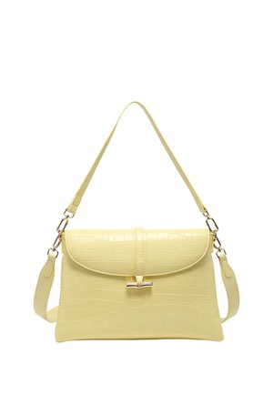 Sac à main jaune pâle avec texture crocodile, fermeture à rabat, fermoir doré et bandoulière réglable sur fond blanc.