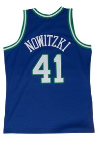 Camiseta de baloncesto azul con el texto blanco "NOWITZKI" y el número "41". Los colores de acento incluyen verde en el cuello y en las sisas. Textura de malla.