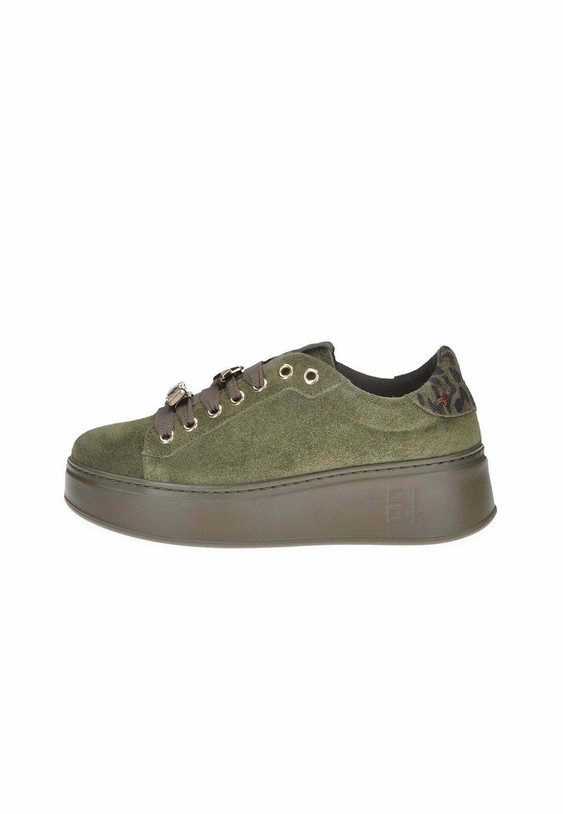 Sneaker piattaforma verde in suede con lacci scuri, occhielli metallici e dettaglio in stampa leopardata sul collare del tallone.