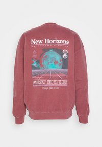 Vinröd sweatshirt med grafisk tryck som har texten "New Horizons", himmelska bilder, rutmönster och etikett med "FIRST EDITION". Mjuk textur.