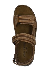 Hnědá kožená sandál s nastavitelnými popruhy, polstrovanou stélkou a šitými detaily. Má uzavřenou patu a otevřenou špičku.