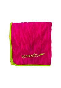 Asciugamano Speedo rosa con un motivo a zigzag, rifinito con un bordo verde brillante. Presenta un logo ricamato in giallo. Texture morbida.